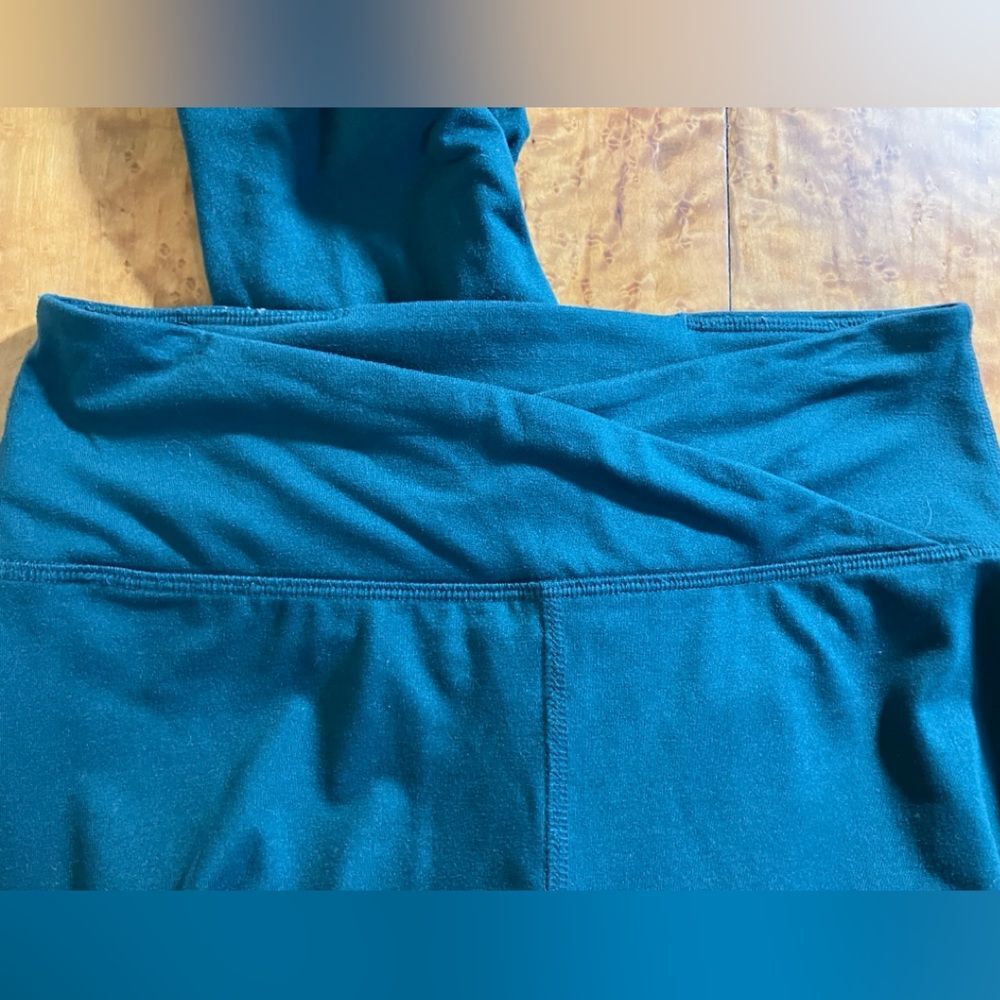 Unknown brand, teal leggings, detail at waist and ankle, excellent condition, - Picture 2 of 4